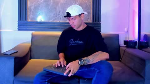 Aroon   online show from November 8, 2025, 12:16 pm