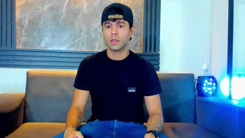 Aroon   online show from December 14, 2025, 7:40 pm