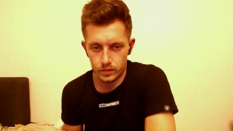 arromwilliam90 online show from December 10, 2024, 7:54 pm