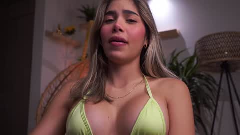 Snapshot of artemia_ chatting on December 12, 2024, 2:04 am Amanda online show from December 12, 2024, 2:04 am