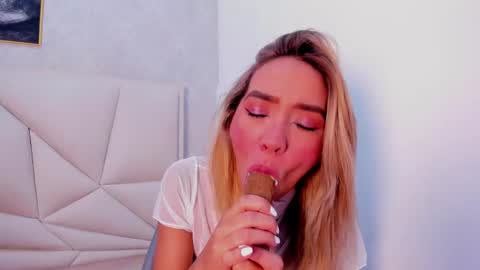 ashley_miller26 online show from March 3, 2025, 11:33 am