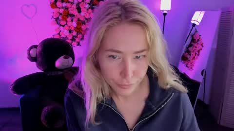 astramonroe online show from April 18, 2026, 5:33 am