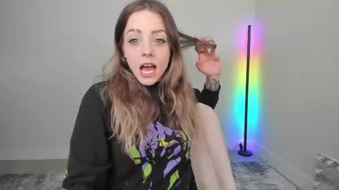 Snapshot of astridluxe chatting on April 17, 2026, 3:26 pm Astrid Luxe online show from April 17, 2026, 3:26 pm