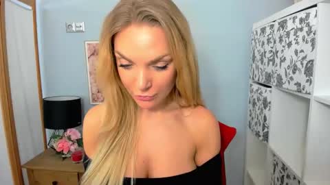 Snapshot of aullorasensual chatting on December 16, 2024, 9:46 am AulloraSensual online show from December 16, 2024, 9:46 am