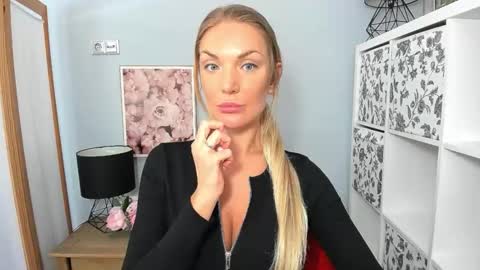 Snapshot of aullorasensual chatting on January 22, 2025, 9:35 am AulloraSensual online show from January 22, 2025, 9:35 am