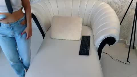 Aura sanders online show from February 5, 2026, 11:59 am