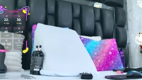 Snapshot of auraross chatting on December 13, 2025, 7:53 pm Aura online show from December 13, 2025, 7:53 pm