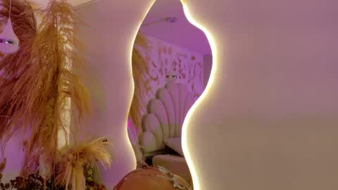 Snapshot of aurora_bloom_cr chatting on April 12, 2026, 1:05 pm AURORA online show from April 12, 2026, 1:05 pm