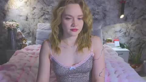 Snapshot of aurora_golden chatting on February 21, 2026, 5:25 pm Kate online show from February 21, 2026, 5:25 pm