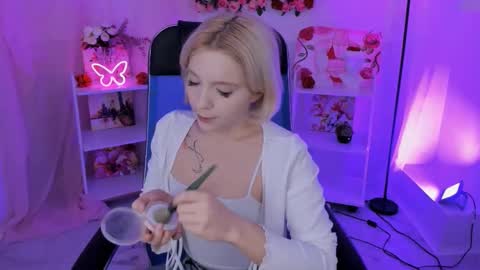 aurorawrenfield online show from October 30, 2025, 10:27 am