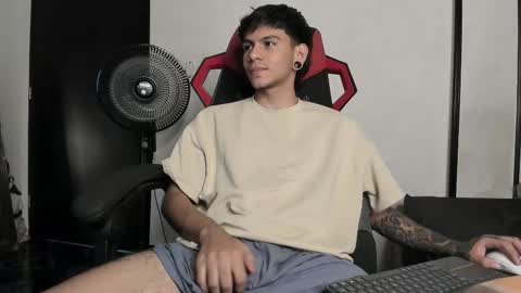 Snapshot of austin_falcon chatting on February 14, 2025, 12:30 am Austin online show from February 14, 2025, 12:30 am