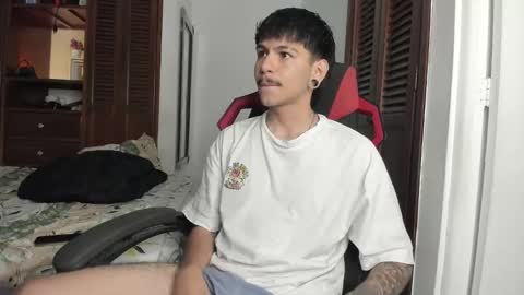 Snapshot of austin_falcon chatting on October 17, 2025, 1:14 pm Austin online show from October 17, 2025, 1:14 pm