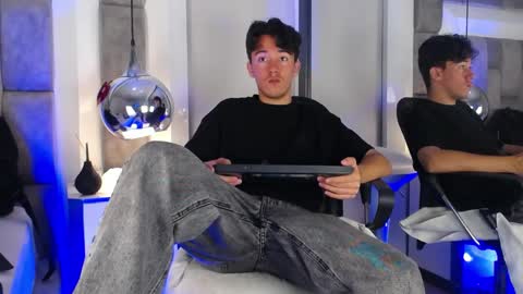 austinreeds online show from May 1, 2026, 1:16 pm
