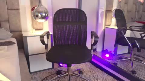 austinreeds online show from May 16, 2026, 12:59 pm