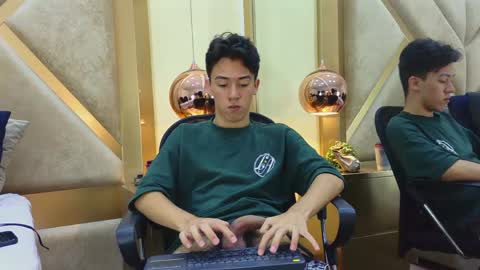 austinreeds online show from May 24, 2026, 2:44 pm