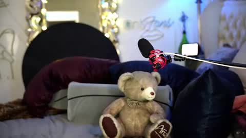 AvalonnFoxx online show from December 17, 2025, 7:58 am