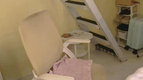 Snapshot of averageuncut1 chatting on February 15, 2026, 4:09 am Rhian online show from February 15, 2026, 4:09 am