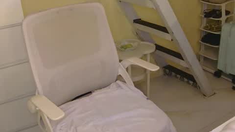 Snapshot of averageuncut1 chatting on February 24, 2026, 3:04 am Rhian online show from February 24, 2026, 3:04 am