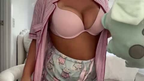 Snapshot of averybabyyx chatting on March 17, 2026, 12:15 am ur gf online show from March 17, 2026, 12:15 am