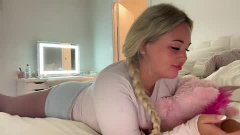 Snapshot of averybabyyx chatting on April 8, 2026, 8:03 am ur gf online show from April 8, 2026, 8:03 am