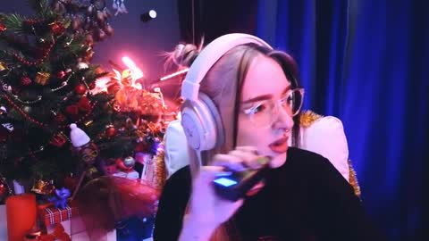 Avriel online show from December 16, 2024, 2:15 am