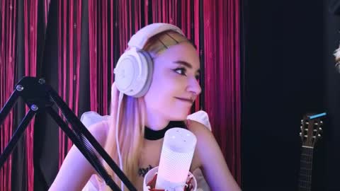 Snapshot of avi_nile chatting on May 7, 2026, 4:40 am Avriel online show from May 7, 2026, 4:40 am