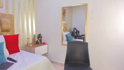 AVIS  online show from November 4, 2025, 6:18 pm