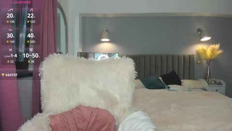 Snapshot of awesome_jolie chatting on September 25, 2025, 2:43 pm Jolie online show from September 25, 2025, 2:43 pm