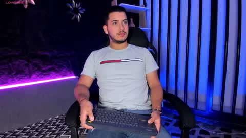 axel_grey_ online show from December 18, 2025, 12:22 pm