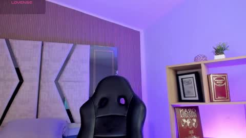 axel_grey_ online show from April 17, 2026, 1:03 pm