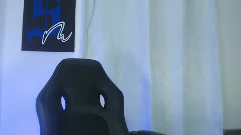 INDEPENDENT MODEL  online show from February 17, 2025, 8:15 pm