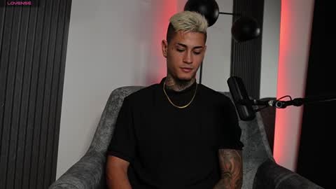 Snapshot of axel_villa chatting on December 10, 2024, 11:19 pm Agustin online show from December 10, 2024, 11:19 pm