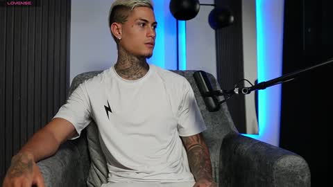 Snapshot of axel_villa chatting on December 17, 2024, 10:43 pm Agustin online show from December 17, 2024, 10:43 pm