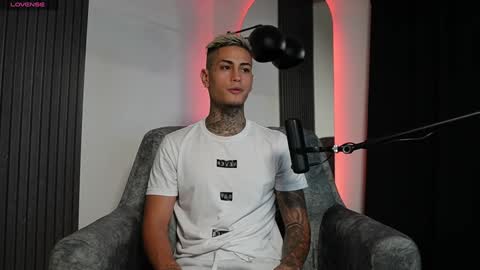 Snapshot of axel_villa chatting on December 21, 2024, 12:53 am Agustin online show from December 21, 2024, 12:53 am