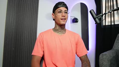 Snapshot of axel_villa chatting on March 2, 2025, 3:16 pm Agustin online show from March 2, 2025, 3:16 pm