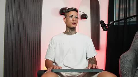 Snapshot of axel_villa chatting on March 5, 2025, 9:15 pm Agustin online show from March 5, 2025, 9:15 pm