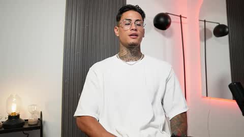 Snapshot of axel_villa chatting on September 8, 2025, 8:19 pm Agustin online show from September 8, 2025, 8:19 pm