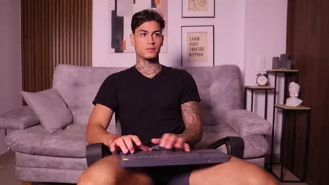 Snapshot of axel_villa chatting on October 2, 2025, 12:06 am Agustin online show from October 2, 2025, 12:06 am