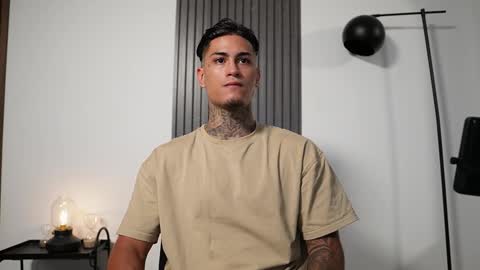 Snapshot of axel_villa chatting on October 4, 2025, 7:01 pm Agustin online show from October 4, 2025, 7:01 pm