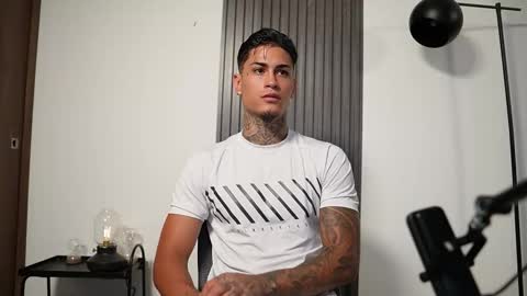 Snapshot of axel_villa chatting on October 15, 2025, 8:20 pm Agustin online show from October 15, 2025, 8:20 pm