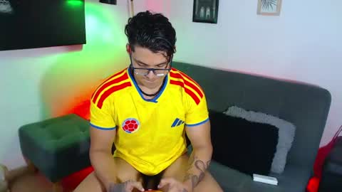 Snapshot of axell_dior chatting on July 4, 2026, 1:23 am axell online show from July 4, 2026, 1:23 am