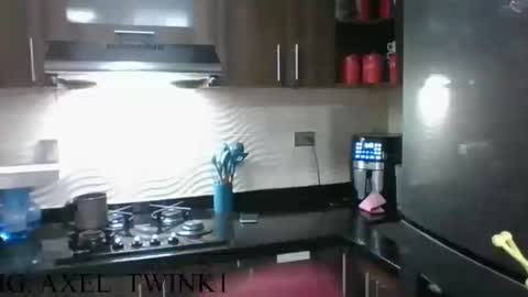 Snapshot of axellatino_ chatting on October 18, 2025, 2:14 am Axel  online show from October 18, 2025, 2:14 am