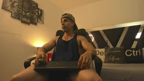 axelmartinezz online show from May 5, 2026, 9:01 pm