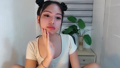 ayalvrs18 online show from February 17, 2025, 7:53 pm