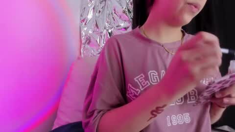 Queen B online show from October 3, 2025, 5:21 pm