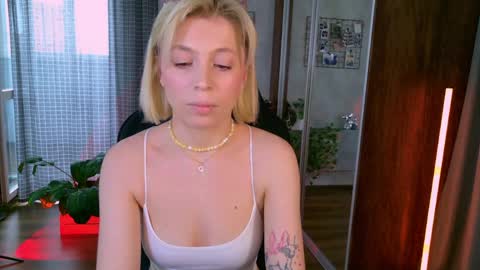 Snapshot of balerinacappuccino_ chatting on May 8, 2026, 3:34 am Elly online show from May 8, 2026, 3:34 am