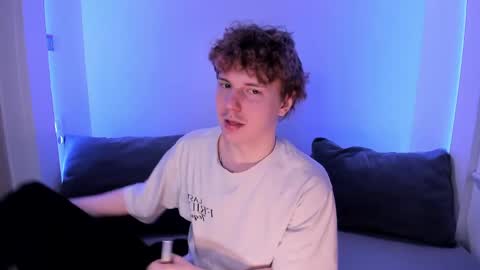 Snapshot of bambiglow chatting on April 6, 2026, 11:33 am MICKEY online show from April 6, 2026, 11:33 am