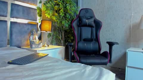 Bastian Independent Model online show from September 20, 2025, 10:00 pm