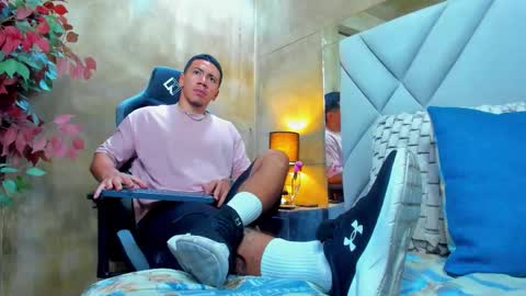 Bastian Independent Model online show from September 25, 2025, 2:10 pm