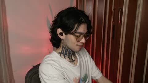 Snapshot of bastiel_ chatting on June 20, 2026, 12:25 am Bastiel online show from June 20, 2026, 12:25 am